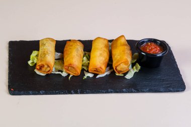 Bahar rulo domates sos ile 