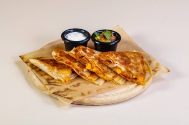 Quesadilla tavuk ve peynir ile