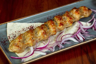 Tavuk kebabı soğan ve beyaz ekmek