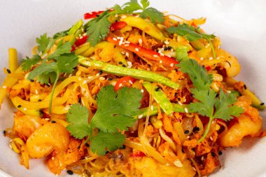 Pirinç noodle ile tavuk ve karides