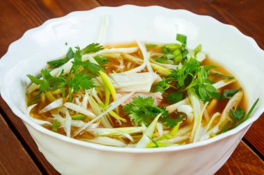 Soğuk Vietnam tavuk çorbası Bun Ga