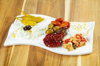 Dzadziki ile Yunan geleneksel meze