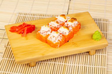 Lezzetli fırında California suşi rulo