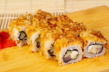 Zencefil ile lezzetli palamut suşi rulo