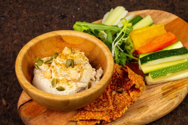 Biber, salatalık ve zuccini ile lezzetli humus