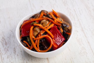 İştah açıcı bir ızgara mantar, havuç ve biber salatası