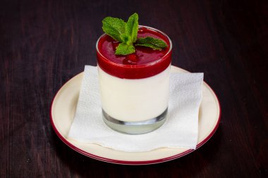 Nane yaprakları hizmet Panacott tatlı