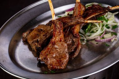 Izgara kuzu Barbekü soğan ile