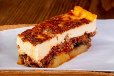 Yunan geleneksel mousaka etli