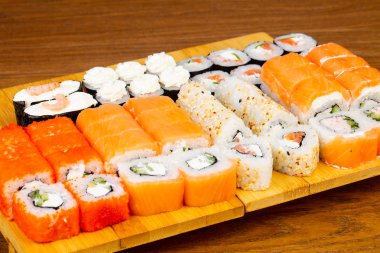 Lezzetli çeşitli Philadelphia sushi seti rulo