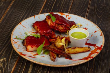 Kavrulmuş domuz kaburga sos ile