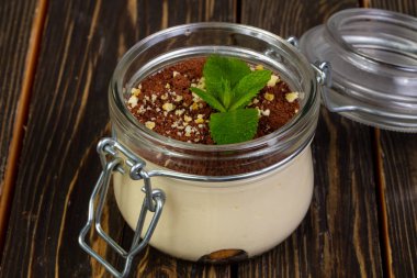 Nane ile tiramisu pasta bardakta servis