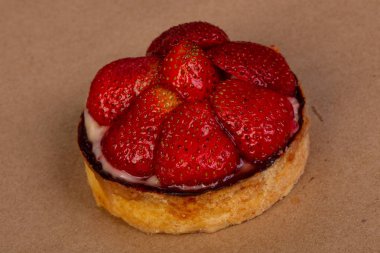 çilek ve krema ile tartlets