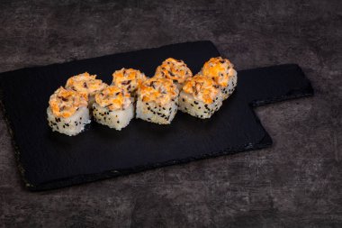 Japon baharatlı suşi ve rulolar