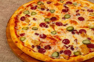 Sosis ve salatalık turşusu pizza