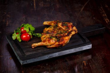 Ahşap üzerine baharat ile ızgara tavuk