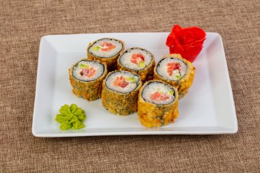 Tempura ton balığı ve avokado ile rulo