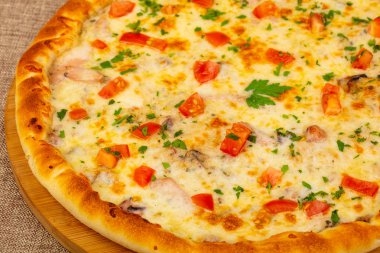 Deniz ürünleri pizza domates ve peynir ile