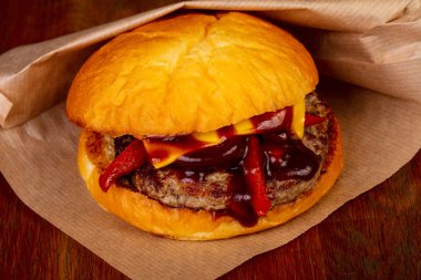 Sığır eti ile ev yapımı lezzetli burger