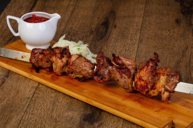 Izgara kuzu kebap Barbekü sos ve soğan ile