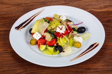 Beyaz peynirli geleneksel Yunan salatası
