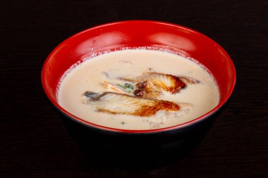 Balık ile krem Asya çorbası
