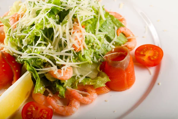 Salada Caesar Com Camarões Salmão Com Queijo Parmesão — Fotografia de Stock