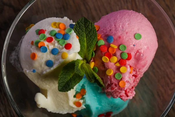 Ice Cream Scoups Glass Served Mint — Stock Photo, Image