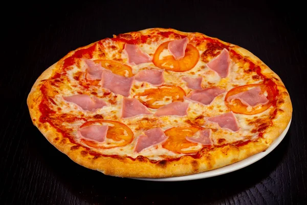 Deliciosa Pizza Prosciutto Com Presunto Tomate — Fotografia de Stock