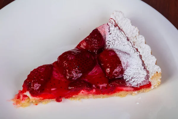 Torta Formaggio Con Fragola Nel Piatto Bianco — Foto Stock