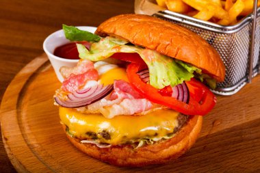 Hamburger kızartma patates ve sos ile