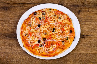 Jambonlu ve peynirli pizza