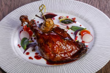 Ördek bacak armut ve sos ile