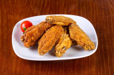 Tavuk kanatları yığın kiraz domates hizmet