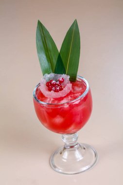 Tatlı ve soğuk çilek kokteyli 