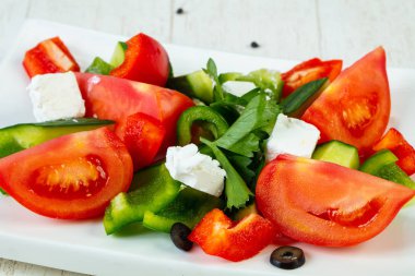 Beyaz peynir ile geleneksel Yunan salatası