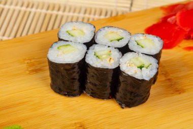 Lezzetli salatalık mini suşi rulo