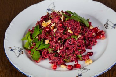 Kişniş yaprakları ile Gürcü pancar salatası