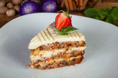 Lezzetli havuçlu kek üstüne çilek ile