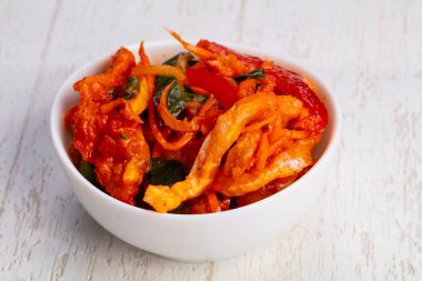 Lezzetli heh balık salata sebze ile