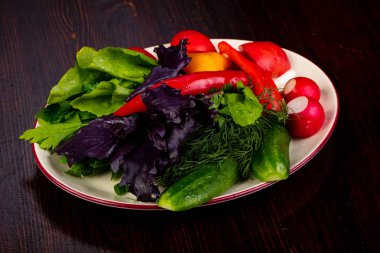 Taze sebze fesleğen ve dereotu ile