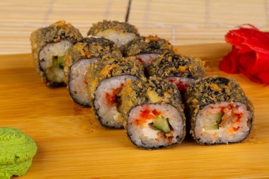 Lezzetli kızarmış tempura rulo ile yılan balığı