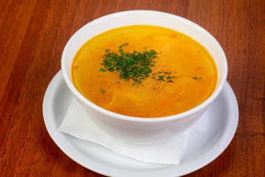 Lezzetli tavuk bouillon erişte ve otlar ile