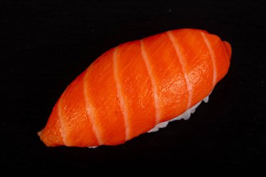 Lezzetli geleneksel japanesse somon suşi