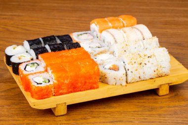 Lezzetli yılan balığı sushi roll seti
