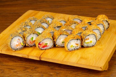 Lezzetli kızarmış tempura sushi seti