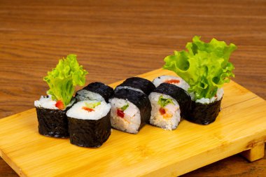 Marul ile lezzetli korkumu suşi rulo