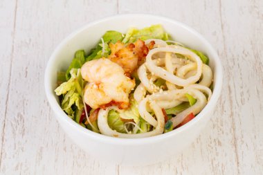 Karides ve mürekkep ile selofan erişte