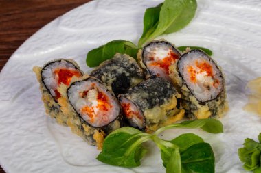 Yılan balığı ve tobiko ile tempura rulo