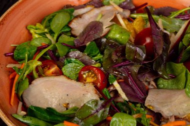 Ördek göğsü ve domates salatası